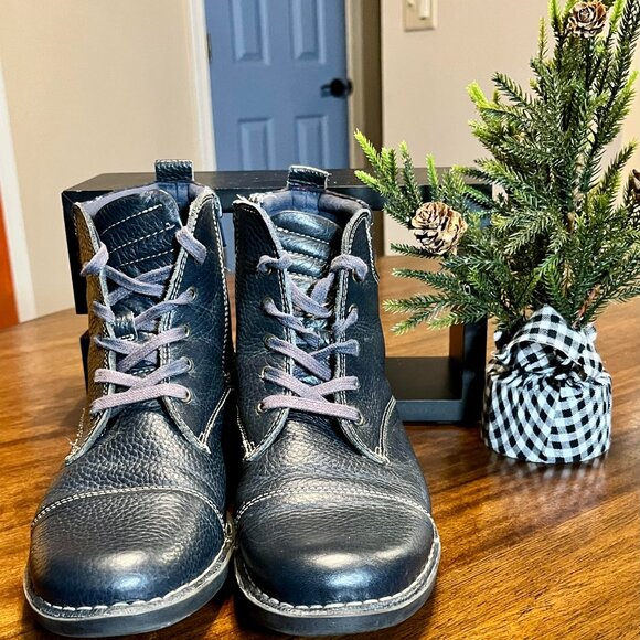 Clarks Whistle Bea Navy Ankle Boots Contrast Stitching, Quilted Plaid Size 8.5 - Picture 2 of 5